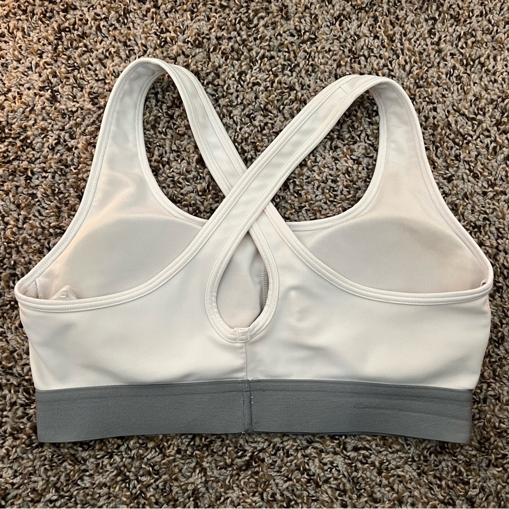 Wonen’s Under Armour Sports Bra - Picture 2 of 4
